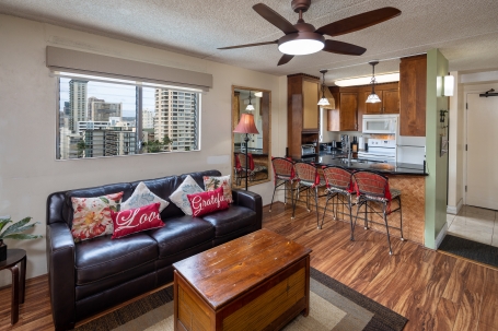 WAIKIKI,1BD CRN,FREE PARKING,WIFI, BEACH ITEMS ,CALLS, NETFLIX, YOU TUBE !